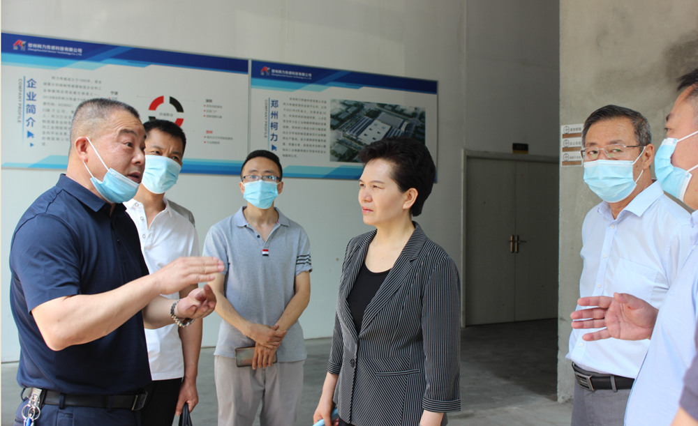 郑州市政协副主席薛景霞对郑州爱游戏体育平台大厅-爱游戏（中国）做调研工作