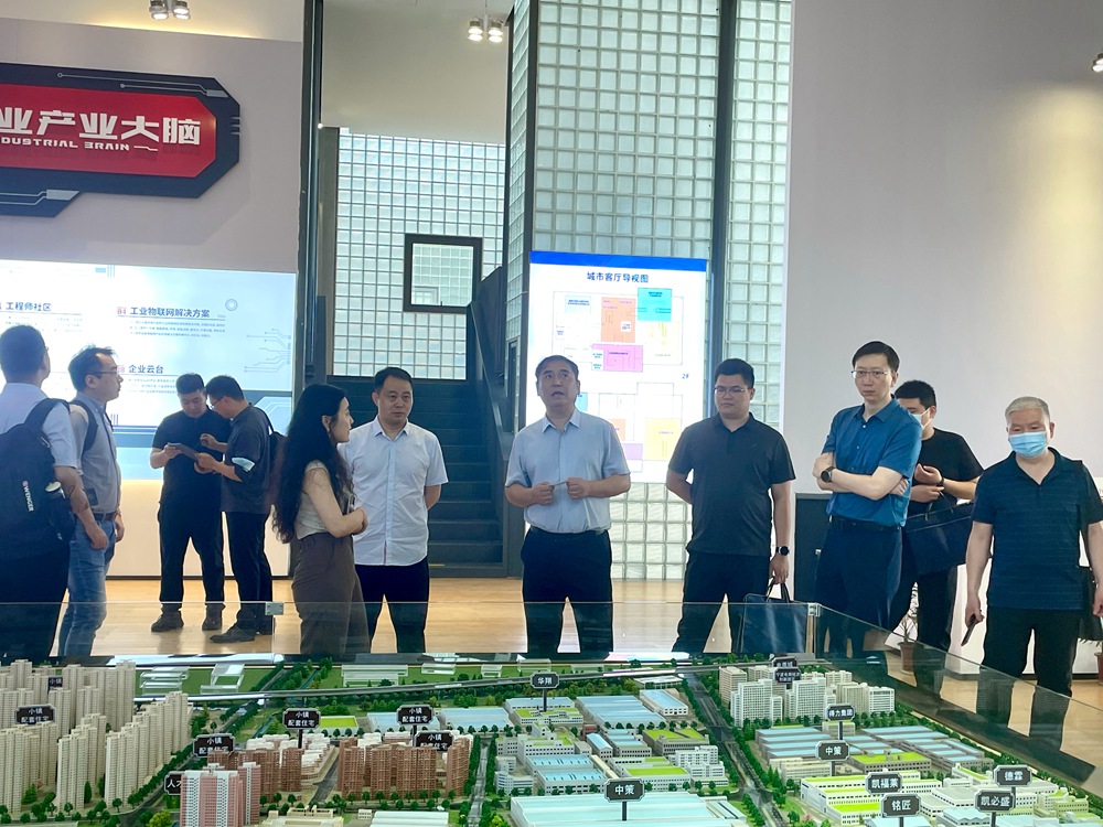 郑州市工信局党组成员、副局长曹永涛一行莅临爱游戏体育平台大厅-爱游戏（中国）传感考察调研