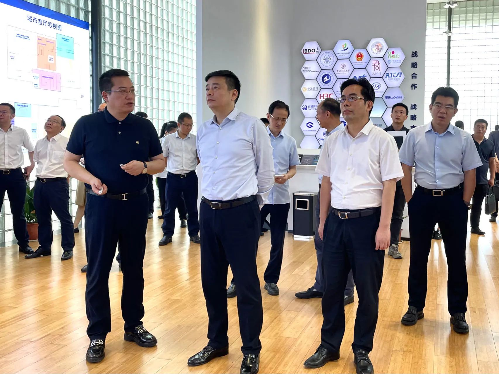 宁波市委副书记、市长汤飞帆一行莅临爱游戏体育平台大厅-爱游戏（中国）传感考察调研