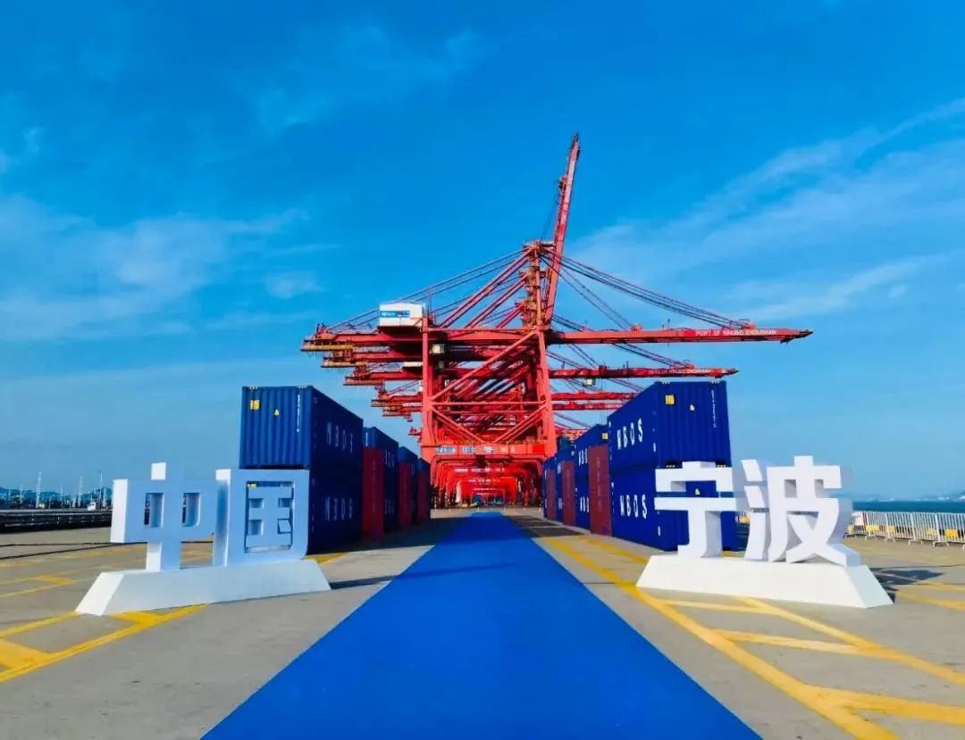 火炬手！爱游戏体育平台大厅-爱游戏（中国）集团董事长柯建东先生为亚运会加油！