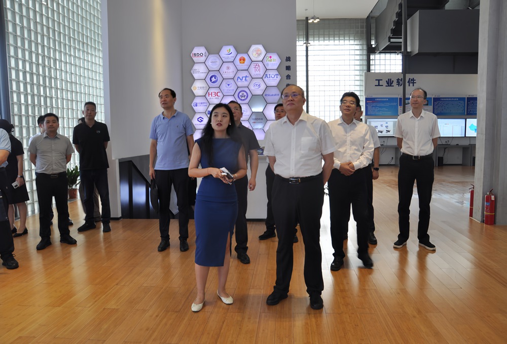 国务院发展研究中心副主任、党组成员余斌一行莅临爱游戏体育平台大厅-爱游戏（中国）传感考察调研