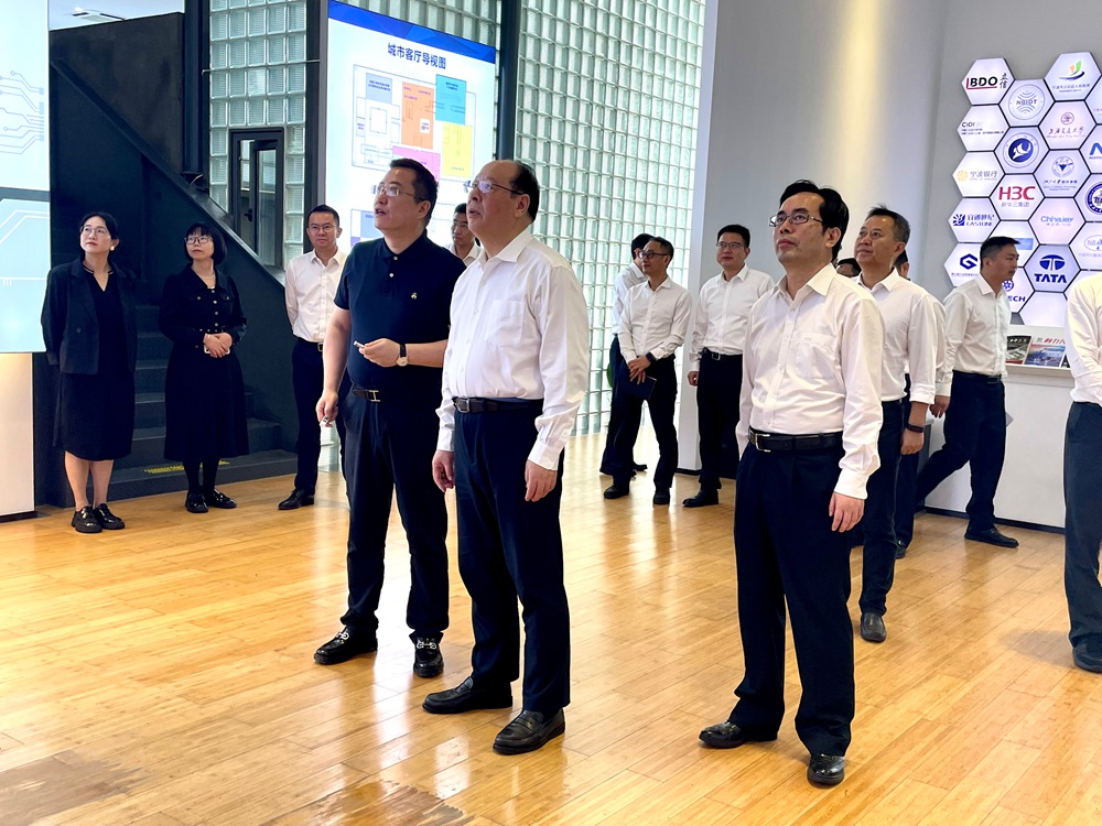 浙江省委常委、宁波市委书记彭佳学一行莅临爱游戏体育平台大厅-爱游戏（中国）传感走访调研