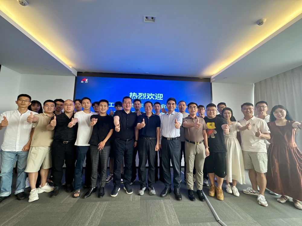宁波工程学院青年创新创业校友会一行到临爱游戏体育平台大厅-爱游戏（中国）传感参观交流